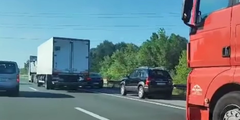 Vozači kamiona blokirali one koji voze zaustavnom trakom (VIDEO)