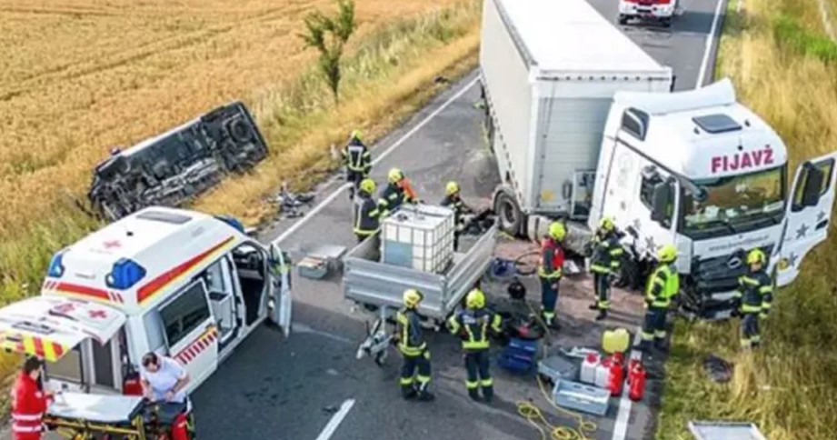 DETALJI UDESA KOD LINCA Vozač kombija zaspao i udario u kamion za čijim volanom je bio državljanin BiH