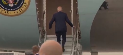 IDEMO JOŠ JEDNOM Bajden se spotaknuo dok je ulazio u avion (VIDEO)