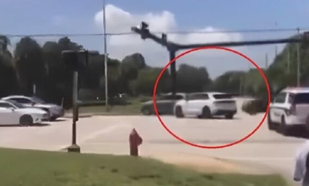 Mesi skoro izazvao sudar, prošao kroz crveno na semaforu (VIDEO)