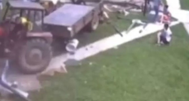OBJAVLJEN ZASTRAŠUJUĆI VIDEO Berači malina iz BiH traktorom se zakucali u ljetnjikovac