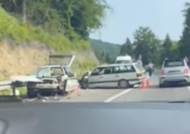 STRAVIČNA SAOBRAĆAJKA Od siline udara smrskana vozila, ima povrijeđenih (VIDEO)
