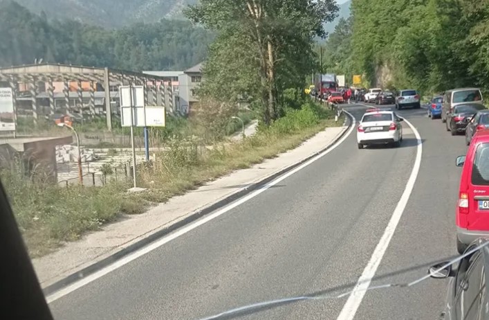 Ogromna gužva zbog udesa, automobilu odvaljen točak (FOTO)