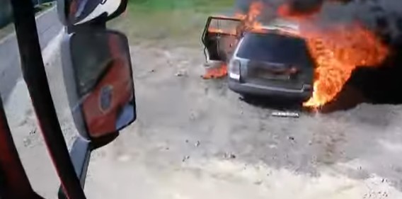VATROGASCI NA TERENU Kod Prijedora se zapalio "Passat" (VIDEO)