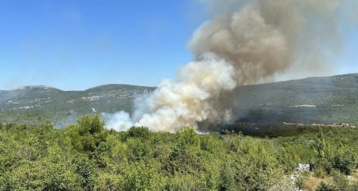 VATRENA STIHIJA KOD TROGIRA Četiri aviona gase požar
