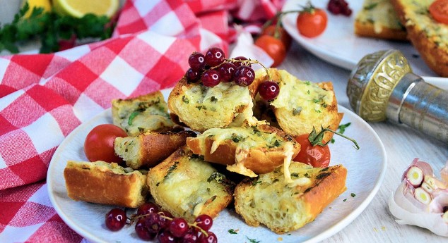 RECEPT DANA Krckavi hljeb sa bijelim lukom