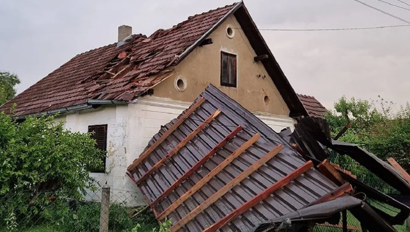 NEVRIJEME NAPRAVILO HAOS U SLOVENIJI Odron zatrpao više kuća, na snazi zabrana kretanja