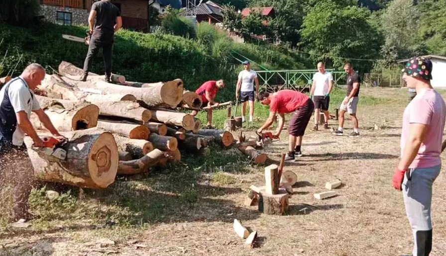ZA SVAKU POHVALU Zvornička Žandarmerija cijepala drva za manastir u Srebrenici (FOTO)