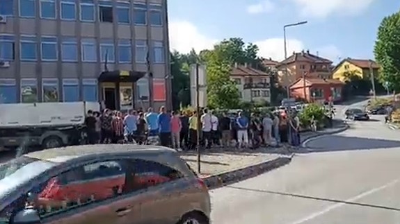 SAMO U BiH Građani protestuju zbog hapšenja 16 policajaca u Kaknju (VIDEO)