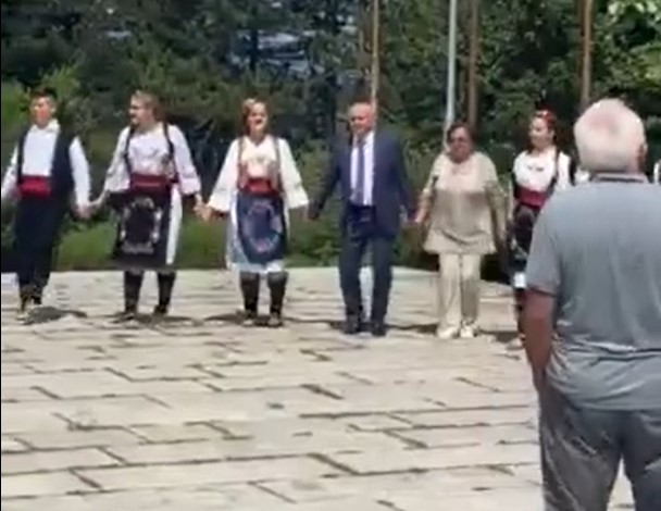 "DVA LEVO, DVA DESNO" Petar Đokić zaigrao kolo na Banj Brdu (VIDEO)