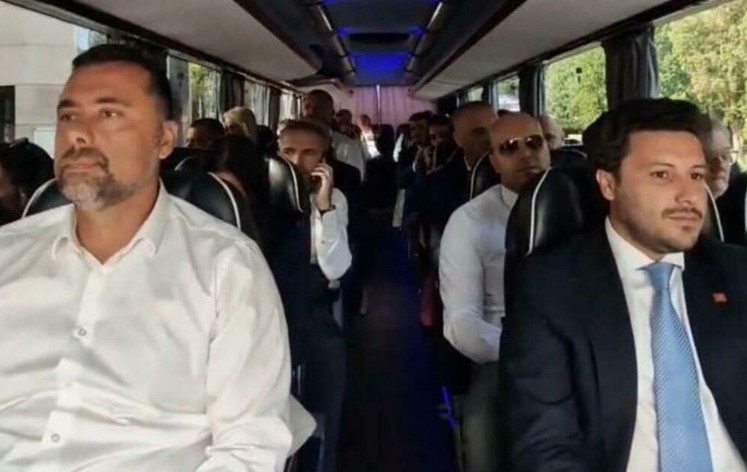 OVO SE NE VIĐA ČESTO Svi članovi crnogorske vlade autobusom otišli na sjednicu