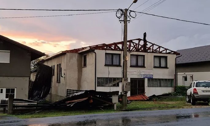 Čudni led padao i u Prnjavor, evo o čemu je riječ (FOTO)