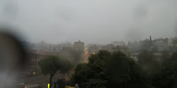 POČEO HAOS U KOMŠILUKU Munje paraju nebo, padaju stabla, voda na sve strane (FOTO/VIDEO)