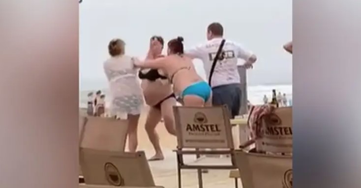 SNIMAK O KOJEM SVIJET PRIČA Dame se potukle na plaži, muškarac završio na zemlji!