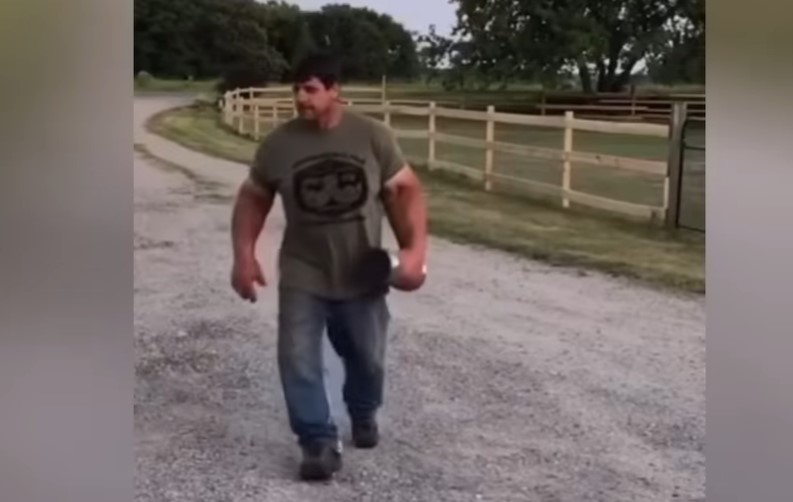 MORNAR POPAJ ZAISTA POSTOJI Zbog džinovskih ruku postao zvijezda, a ljudi ga gledaju u nevjerici (VIDEO)