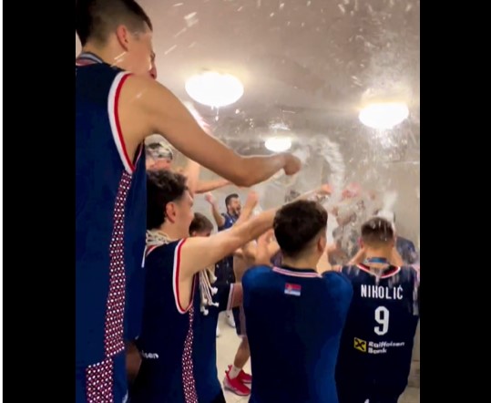"ZEMLJOTRES" U SVLAČIONICI Pogledajte kako se slavila titula srpskih juniora (VIDEO)