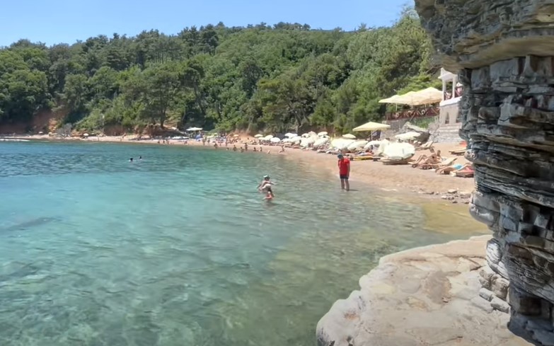 VIŠI NIVO "PARADAJZ TURISTA" Pogledajte šta su ljudi donijeli na plažu u Budvi (VIDEO)