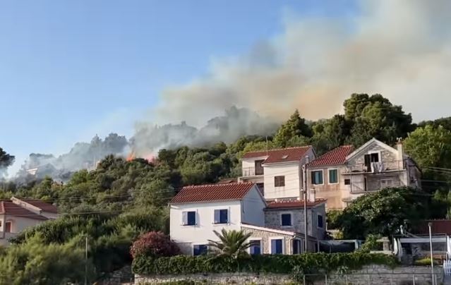 BUKTI POŽAR KOD ŠIBENIKA Vatra prijeti kućama, na terenu 30 vatrogasaca (FOTO/VIDEO)
