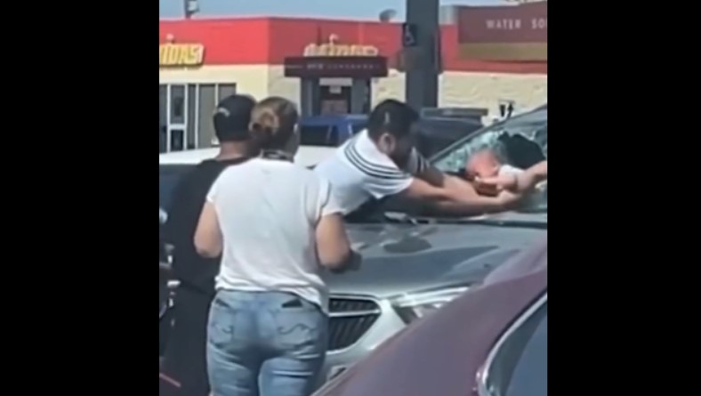 DRAMATIČNO SPASAVANJE Otac razbija šoferšajbnu i kroz staklo izvlači bebu iz vrelog automobila (VIDEO)