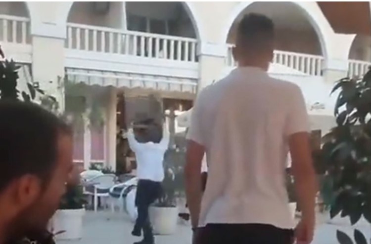 "UBIŠE GA KAO SLIKU" Opšta tuča osoblja i gostiju u restoranu kod Budve, prisutni posmatrali u nevjerici (VIDEO)