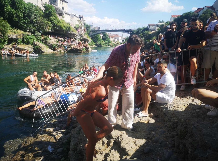 Beograđanka Tara Vesić (14) otvorila skokove sa Starog mosta u Mostaru (FOTO/VIDEO)