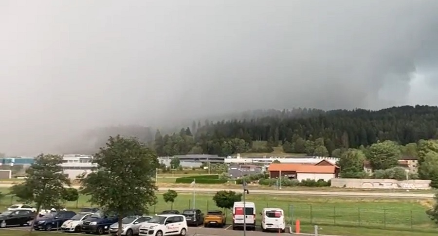 TORNADO PROLETIO KROZ ŠVAJCARSKU Dnevna svjetlost nestala za nekoliko sekundi, drveće obara kao da je trava (VIDEO)
