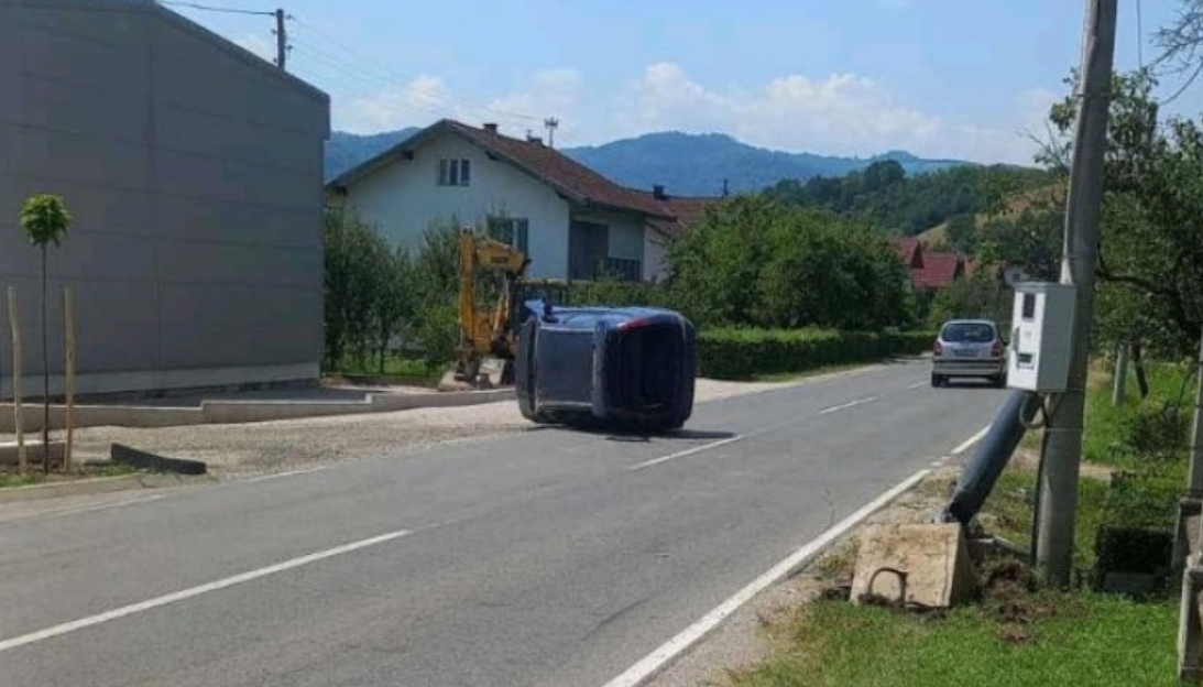 UDES KOD ČELINCA Autom izvalio stacionarni radar, pa se prevrnuo na krov