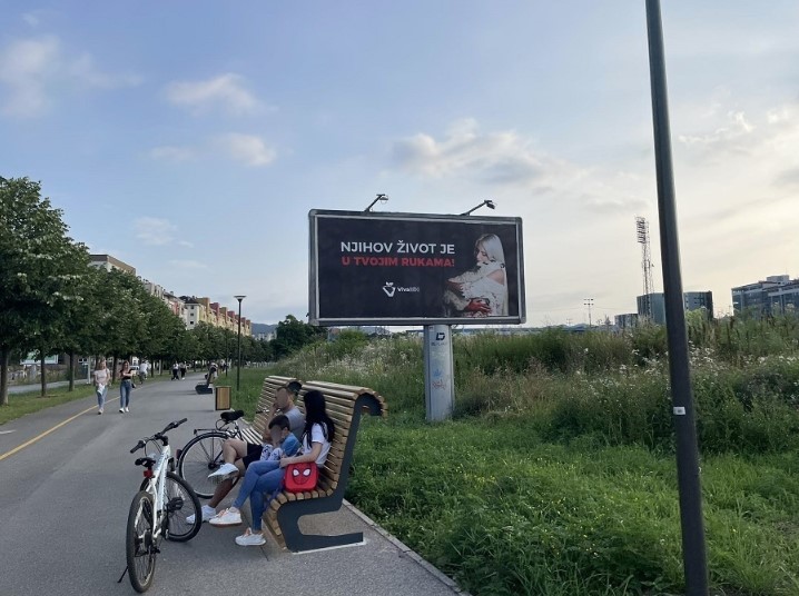 UZNEMIRUJUĆI BILBORD U BANJALUCI "Pomislila sam da majka grli bebu, a onda sam ugledala krv! Užasno!" (FOTO)