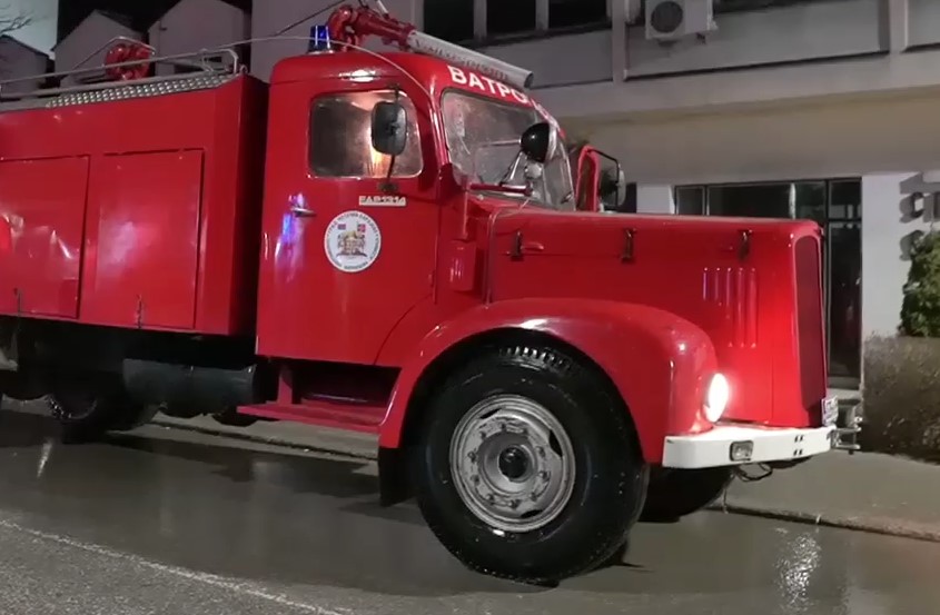 OLUJNI VJETAR NAPRAVIO PROBLEM Drvo palo na dalekovod i izazvalo požar: Vatrogasci i mještani ga lokalizovali (VIDEO)