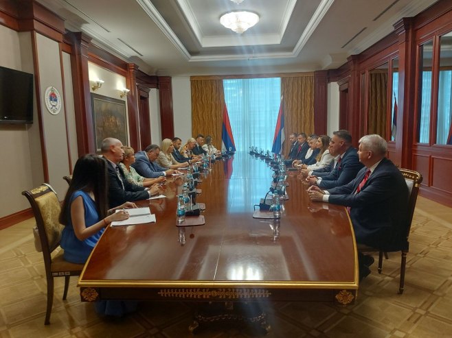 Dodik i Cvijanović sa ambasadorima i konzulima: Zastupati interese Republike Srpske