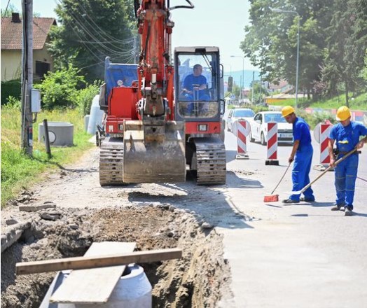 Počela rekonstrukcija saobraćajnice sa izgradnjom pješačkih i biciklističkih staza u Zalužanima