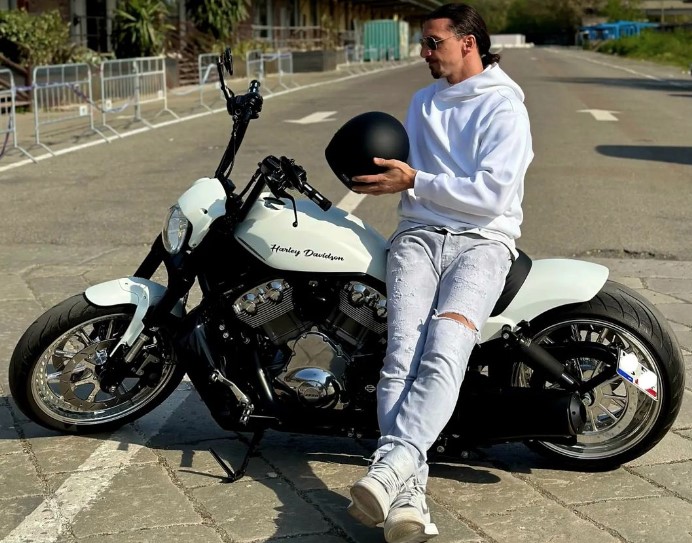 IBRA ZAIGRAO FUDBAL SA MIHINIM SINOM! Slavni fudbaler objavio fotografiju koja je zapalila mreže