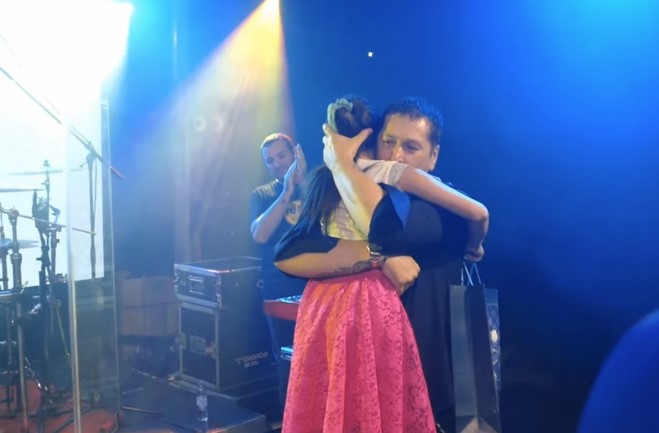 NIKADA EMOTIVNIJA SCENA NA NASTUPU ACE PEJOVIĆA Pjevač završio u suzama kad se pojavila ona (FOTO/VIDEO)