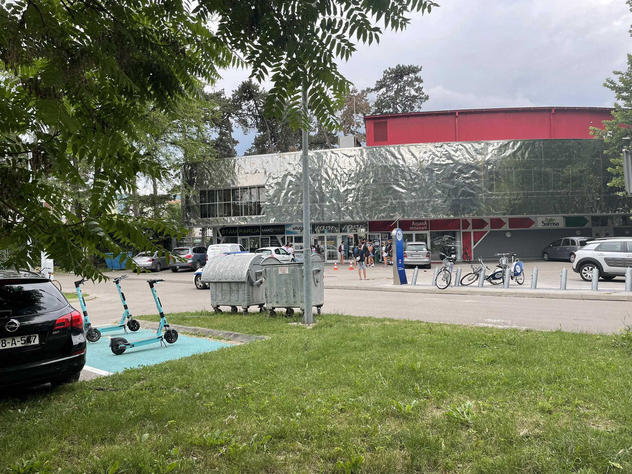 TUČA MALOLJETNIKA ISPRED AKVANE Policija na terenu, a stigla je i zabrinuta majka: Pokazivala povrede koje je zadobio jedan od dječaka (FOTO)