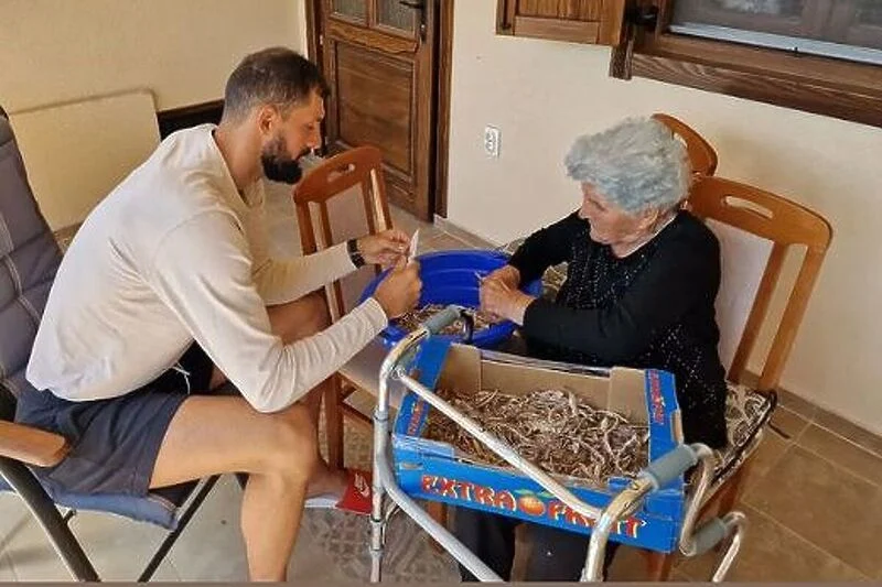 "AKO SE KO PITA GDJE SAM I ŠTA RADIM" Sjajni košarkaš čisti boraniju s bakom dok se za njega otima pola Evrope (FOTO)