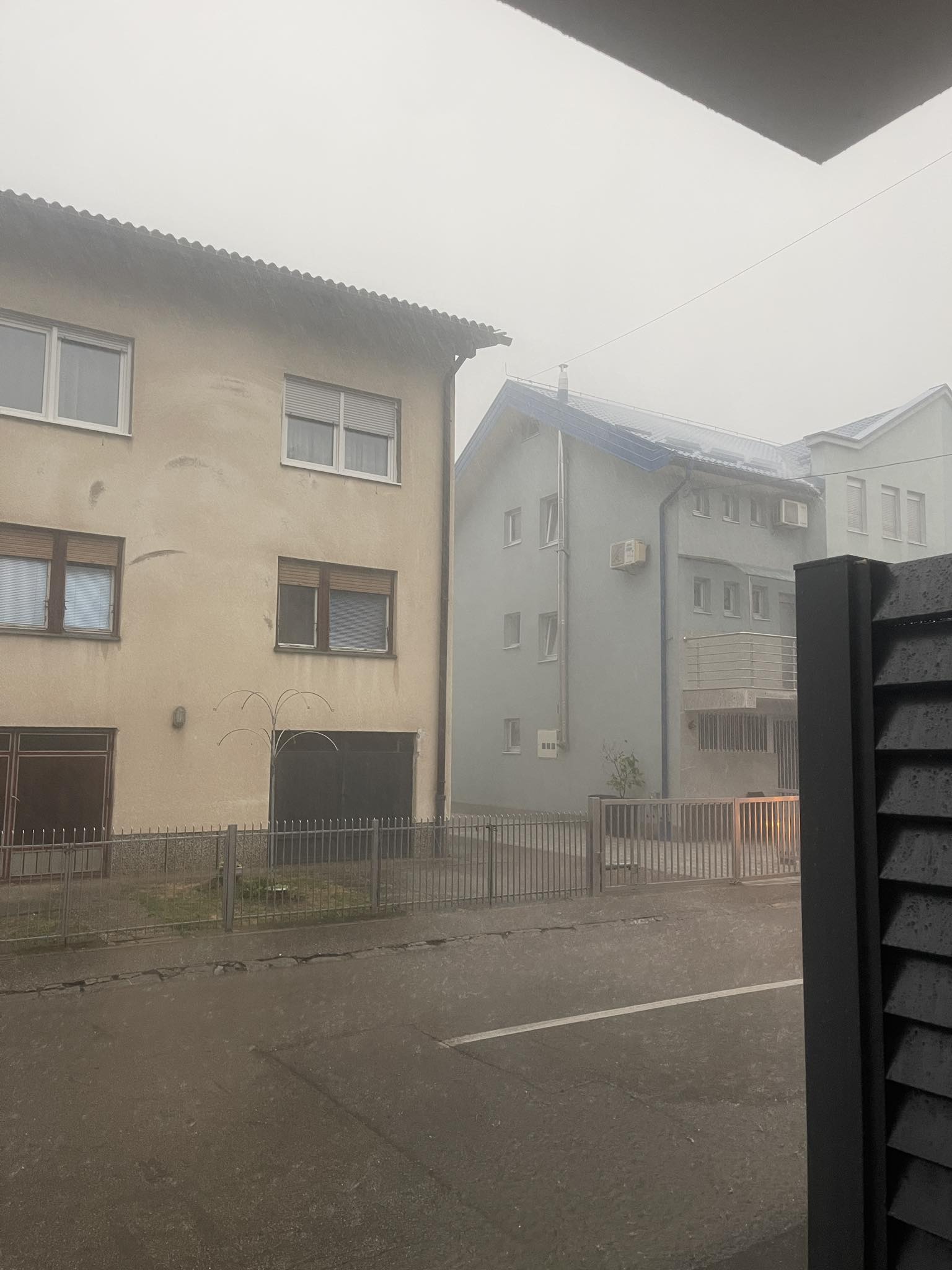 OLUJA NAPRAVILA HAOS U BANJALUCI Snažno nevrijeme paralisalo grad (FOTO/VIDEO)