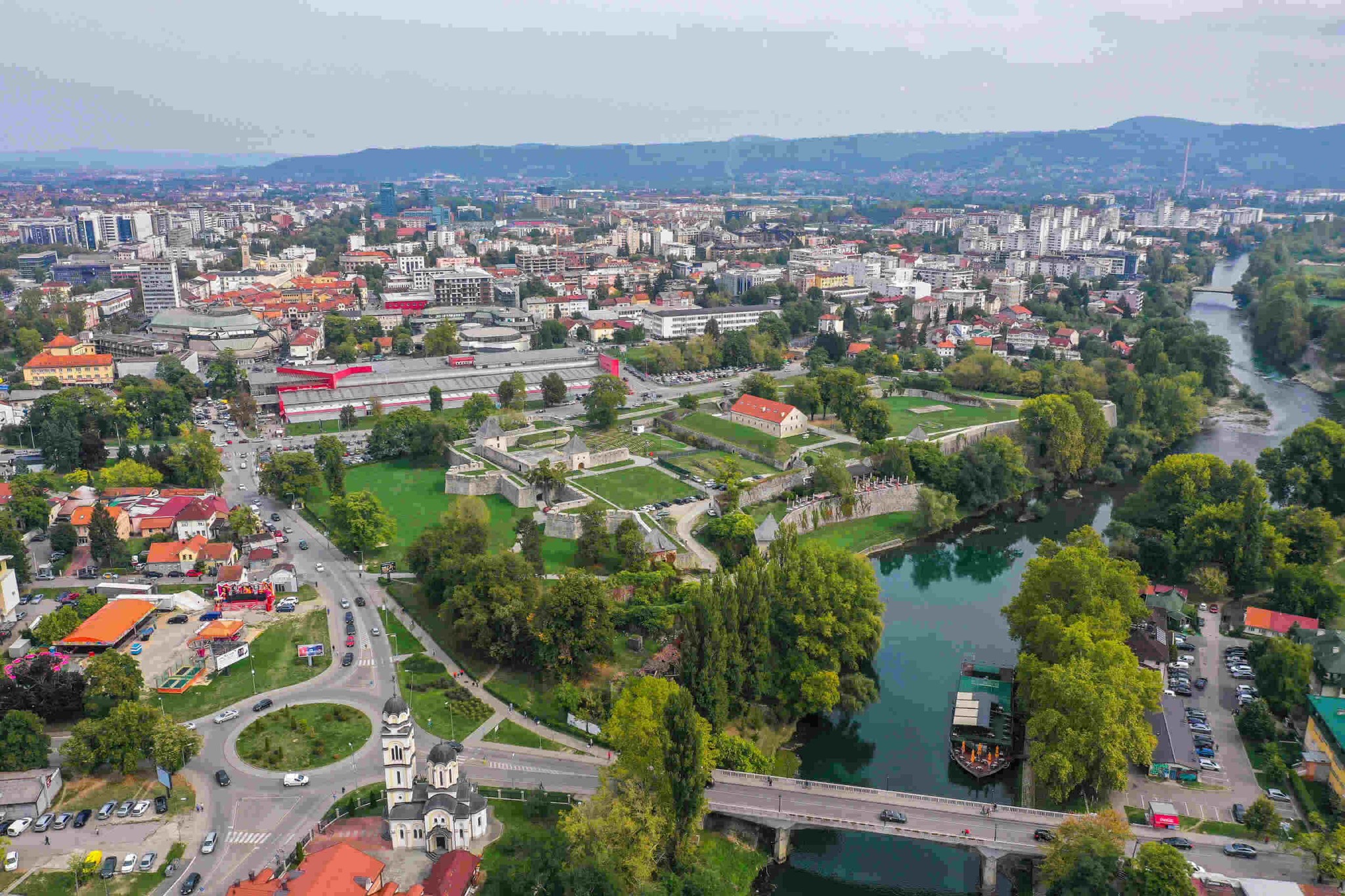 Vandalizam u Banjaluci: Pomjerili betonsku kuglu da bi parkirali auto