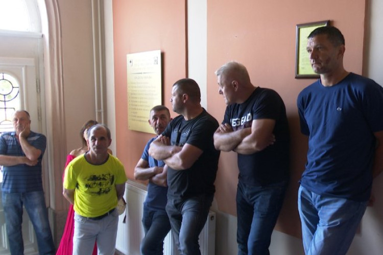 Farmeri ispred Gradske uprave Bijeljina, nije im dozvoljen ulazak do gradonačelnika