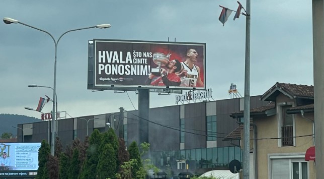 "HVALA ŠTO NAS ČINITE PONOSNIM" Banjaluku krasi veliki bilbord u čast Đokovića i Jokića (FOTO)