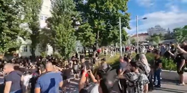 SVIM SRCEM UZ KLUB Navijači Borca okupirali bečki trg (VIDEO)