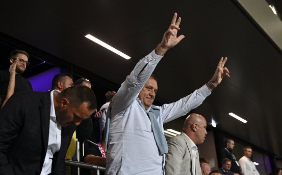 VATRENI NAVIJAČ Dodik uz tri prsta bodri Borac u Beču, a sada se oglasio nakon poluvremena (FOTO)
