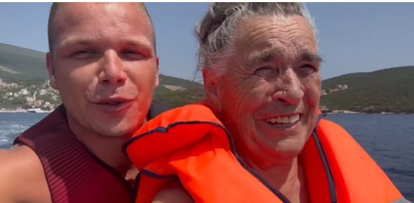 BAKA I SKUTER NA VODI Gradončelnik Banjaluke uživa na moru sa babom Gospom (VIDEO)