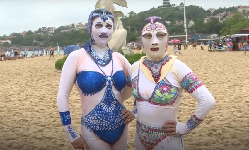 Bikini za lice je apsolutni hit u Kini: Žene na plažama u "fantomkama" i na +40 (VIDEO)