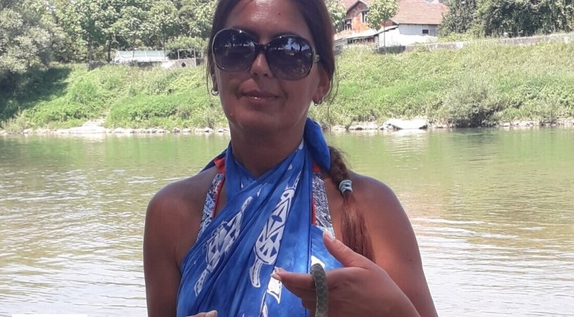 Prijedorčanka Mira Latinović golim rukama sklanja zmije s gradske plaže