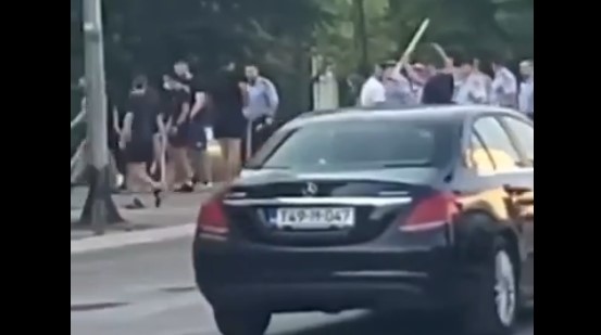 Pogledajte snimke tuče navijača Borca i Zvezde u centru Banjaluke (VIDEO)