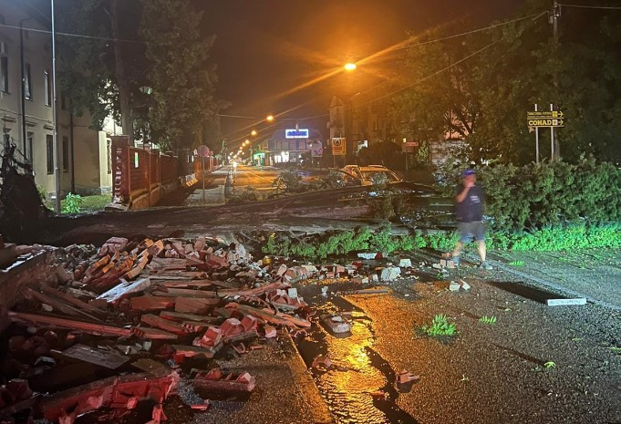 OLUJA UNIŠTILA ITALIJU Stabla drobila vozila, vjetar duvao 100 km/h, a među stradalim i maloljetnica (FOTO)
