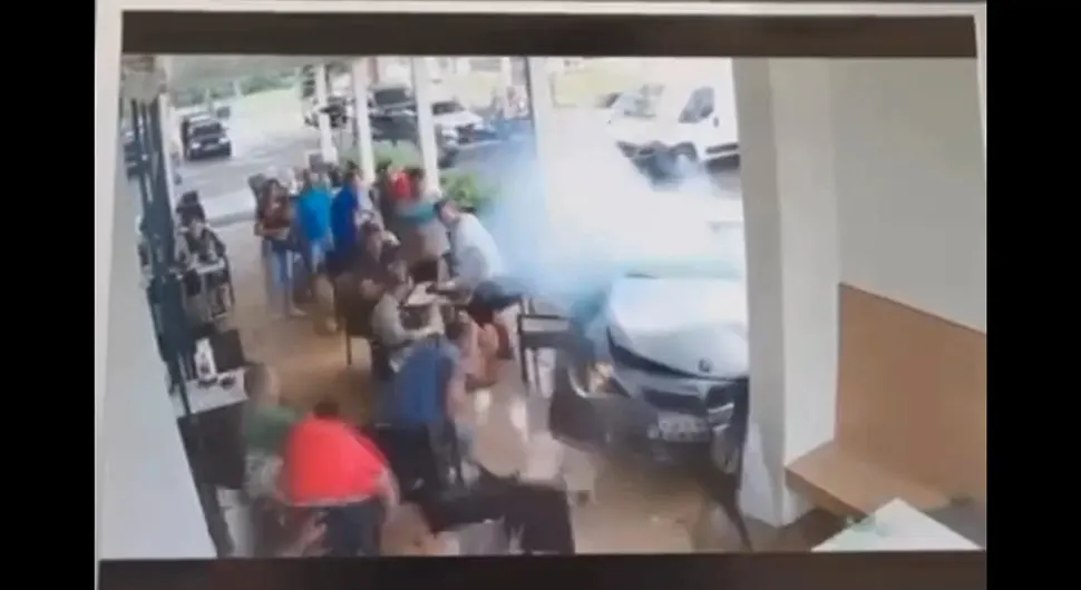 Autom uletio u kafić na pumpi, više povrijeđenih (VIDEO)