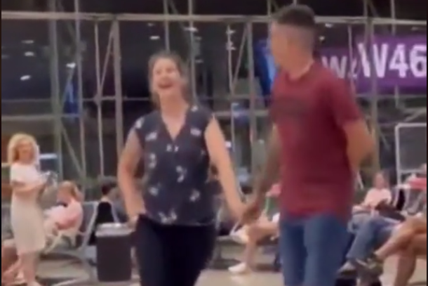 KO DRUGI NEGO BALKANCI! Mladiću kasnio let u Barseloni, pa zaigrao kolo nasred aerodroma (VIDEO)