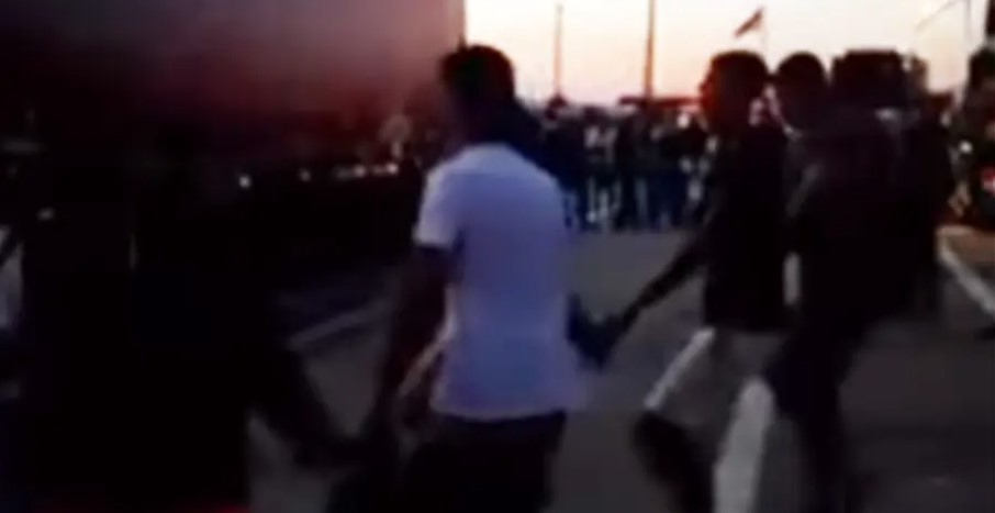 GUŽVA? E, PA ŠTA! Srbi satima čekali na granici, pa se uhvatili za ruke i zaigrali kolce (VIDEO)