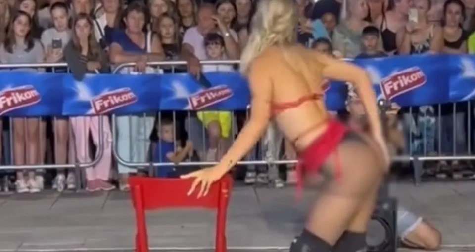 SKANDAL NA KARNEVALU U LESKOVCU Roditelji doveli djecu na kulturno veče, a dobili striptiz (VIDEO)